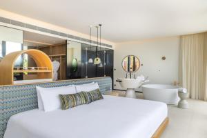 Ένα ή περισσότερα κρεβάτια σε δωμάτιο στο SO/ Maldives