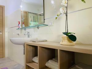 bagno con lavandino e specchio di villa relax a Cepagatti