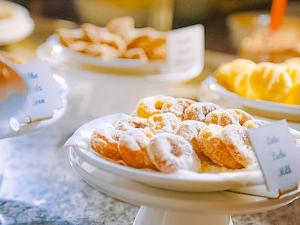 a plate of powdered donuts on a table at VELINN Pousada Casa de Pedra Ilhabela in Ilhabela