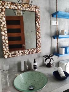 baño con lavabo y espejo en la encimera en Villa Lyvie ayurvedic hotel, en Tangalle