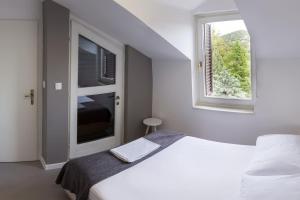 En eller flere senge i et værelse på Apartment for six people Jezera