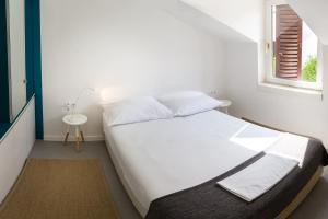 En eller flere senge i et værelse på Apartment for six people Jezera