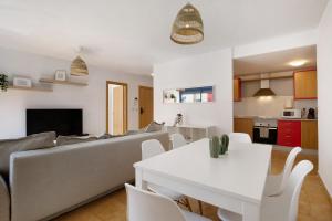 ein Wohnzimmer mit Sofa und Tisch in der Unterkunft Apartamento Lancelot in Puerto del Rosario