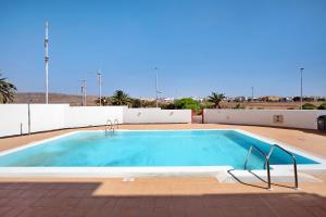 einen großen Pool mit Fliesenboden in der Unterkunft Apartamento Lancelot in Puerto del Rosario