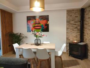 a dining room with a table and a painting of a woman at Villamolinos, villa con piscina privada. in San Pedro del Pinatar