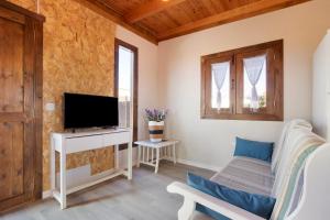 a living room with a tv and a couch at Casa Barranco de la Sal in Puerto del Rosario