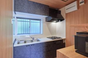 Kuchyň nebo kuchyňský kout v ubytování VOYAN RESORT 伊豆MADOKA