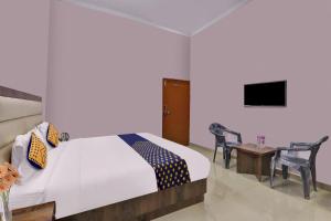 En eller flere senge i et værelse på SPOT ON Abhinandan Hotel And Restaurant