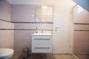 uma casa de banho com um lavatório e um WC em Aida Apartments and Rooms for couples and families FREE PARKING em Dubrovnik