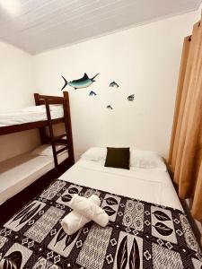 1 dormitorio con 2 literas y una pared de pescado en Pousada Novo Encanto Maresias, en Maresias