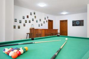einem grünen Billardtisch mit Bällen und einem Queue in der Unterkunft Casa Insitu in El Mojón