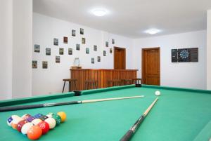 a green pool table with balls and a cue at Casa Insitu in El Mojón