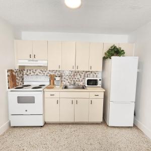 een keuken met witte apparatuur en een witte koelkast bij Cozy Apartment Near Brickell in Miami