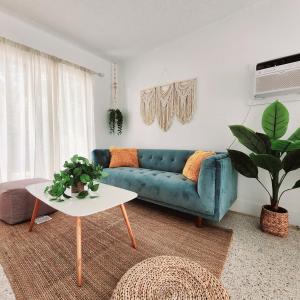 ein Wohnzimmer mit einem blauen Sofa und einem Tisch in der Unterkunft Cozy Apartment Near Brickell in Miami