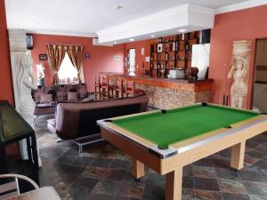 un soggiorno con tavolo da biliardo di Acre of Africa Guesthouse a Boksburg