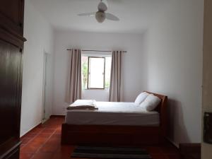a bedroom with a bed and a window at Solar do Jenipapo in Tamoios
