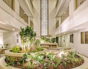 Un gran vestíbulo con un estanque con plantas. en Verdon Parc 2 bedroom apartment Ocean View, en Davao City
