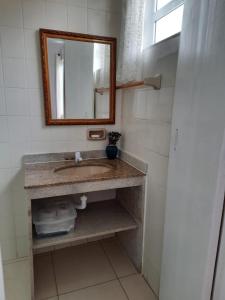 La salle de bains est pourvue d'un lavabo et d'un miroir. dans l'établissement Solar do Jenipapo, à Tamoios