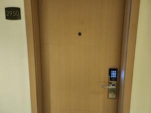eine Tür mit einem Handy, das da rausragt in der Unterkunft Elegant Studio at Grass Residences 1-5 persons only, Quezon City in Manila