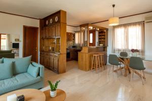 a living room and kitchen with a couch and a table at Villa Apelati in Keri