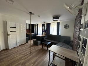 - un salon avec un canapé et une table dans l'établissement Apartament Sienkiewicza, à Wrocław