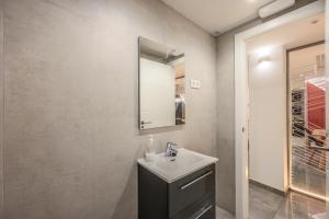y baño con lavabo y espejo. en AmazINN Places Blasco de Garay 113, en Madrid