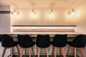Zdjęcie z galerii obiektu AmazINN Places Blasco de Garay 113 w Madrycie