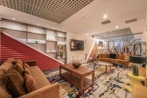 uma sala de estar com um sofá e uma escada em AmazINN Places Blasco de Garay 113 em Madri
