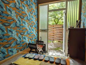 Habitación con banco y pared colorida. en 星空に包まれる 森の隠れ家　Amrita Lodge ~stay & retreat~, en Kirishima