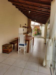 - une salle à manger avec une table et des chaises en bois dans l'établissement Solar do Jenipapo, à Tamoios