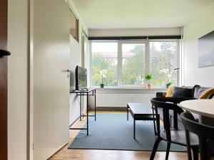 a living room with a table and chairs and a window at Two Bedroom Apartment In Rdovre, Trnvej 39a, in Rødovre
