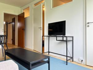Et tv og/eller underholdning på Two Bedroom Apartment In Rdovre, Trnvej 39a,