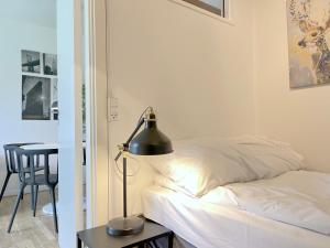 a bedroom with a bed and a lamp on a table at Two Bedroom Apartment In Rdovre, Trnvej 39a, in Rødovre