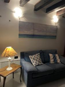 ein Wohnzimmer mit einem blauen Sofa und einem Tisch in der Unterkunft Ca' Sant'Aponal 2 in Venedig