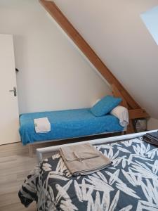 1 dormitorio con 1 cama con manta azul en VILLA TARA, 