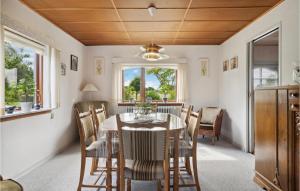 una sala da pranzo con tavolo e sedie di Lovely Home In Bogense With Kitchen a Bogense