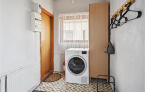 una lavatrice in una lavanderia con finestra di Lovely Home In Bogense With Kitchen a Bogense