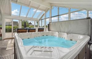 bañera grande en una habitación con ventanas en Awesome Home In Haderslev With Kitchen en Haderslev