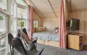 1 dormitorio con 1 cama, sillas y TV en Awesome Home In Haderslev With Kitchen en Haderslev