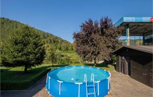 una piscina en el patio trasero de una casa en 3 Bedroom Gorgeous Home In Blazevci, en Blaževci