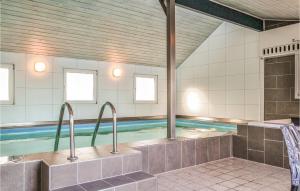 HavrvigにあるBeautiful Home In Hvide Sande With 4 Bedrooms, Sauna And Wifiのバスルーム(シンク2つ付)が備わるスイミングプール
