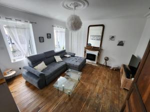 uma sala de estar com um sofá e um espelho em Magnifique T3 Guéret em Guéret