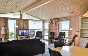 BjerregårdにあるPet Friendly Home In Hvide Sande With Kitchenのリビングルーム(ソファ、テレビ付)
