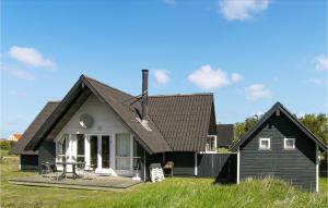 KandestederneにあるAwesome Home In Skagen With 3 Bedrooms And Saunaの黒家