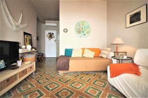 1 dormitorio con 1 cama y TV en Casa Corales en Costa Teguise