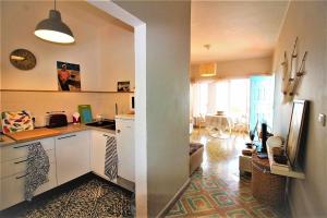 科斯塔特吉塞的住宿－Casa Corales，一间带白色橱柜的厨房和一间客厅