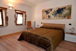 1 dormitorio con 1 cama y un mapa en la pared en Il Sogno, en Acquapendente