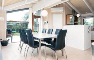 cocina y comedor con mesa y sillas en Beautiful Home In Hjrring With House Sea View, en Lønstrup