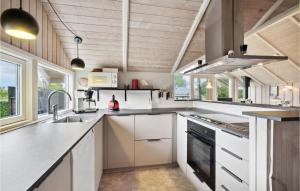 ノーポにあるAwesome Home In Nordborg With Kitchenのキッチン(白いキャビネット、カウンタートップ付)