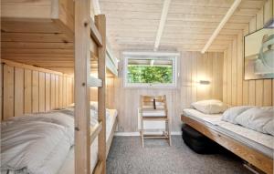 ノーポにあるAwesome Home In Nordborg With Kitchenのベッドルーム1室(二段ベッド2台、窓付)が備わります。